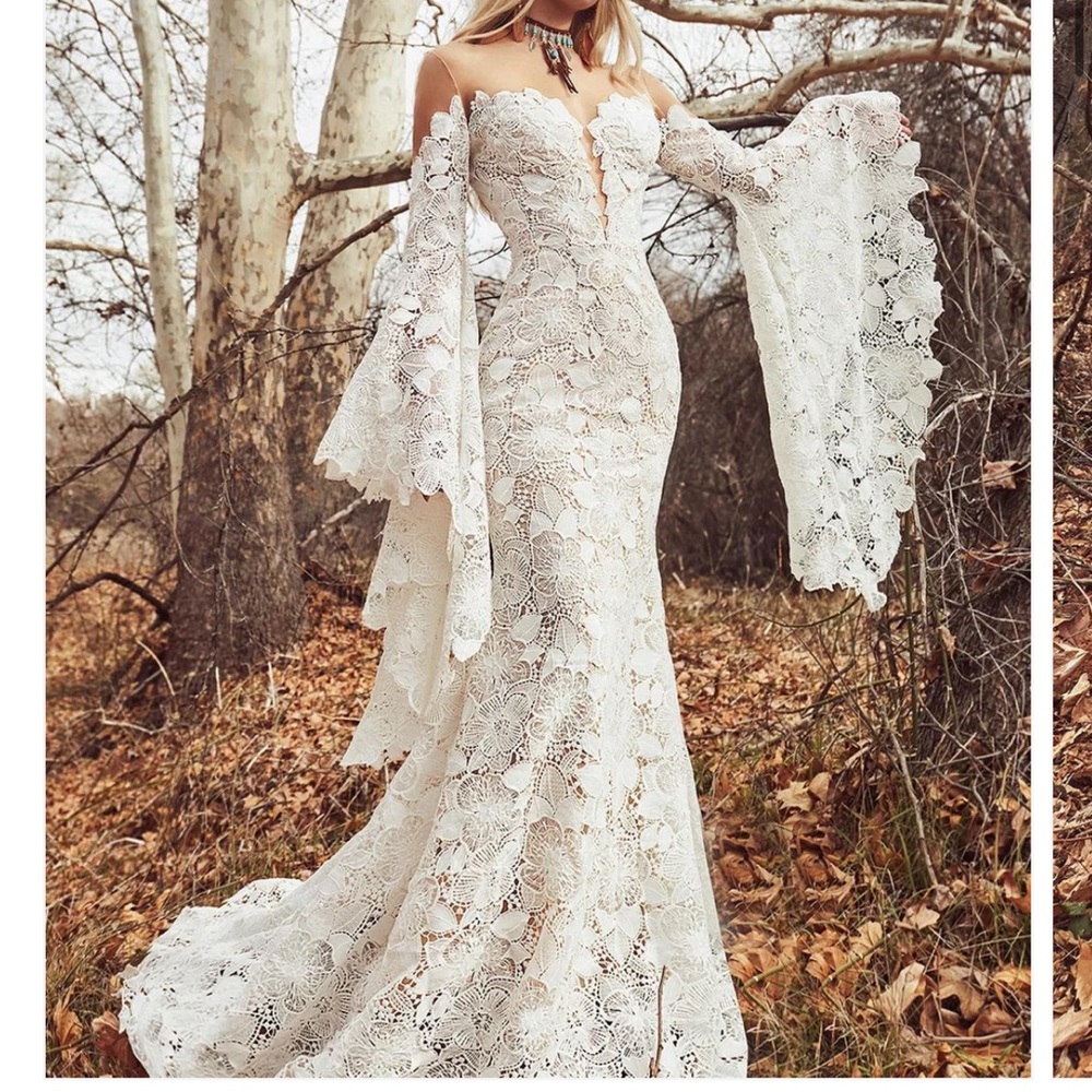 Romantic Off-Shoulder Lace Wedding Gown